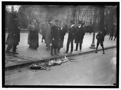 WOMAN SUFFRAGE DEMONSTRATORS AT WHITE HOUSE