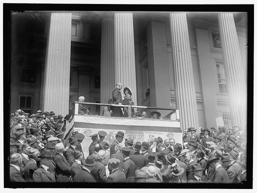 LIBERTY LOANS. ADM. SIMS AND BILLIE BURKE AT TREASURY TO AID LIBERTY LOAN DRIVE