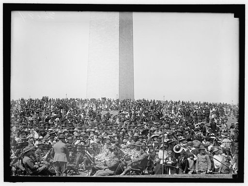 EASTER. CROWD AT MONUMENT FOR EGG ROLLING