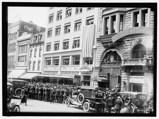 SHIPPING BOARD, U.S. EMPLOYEES IN FRONT OF BUILDING