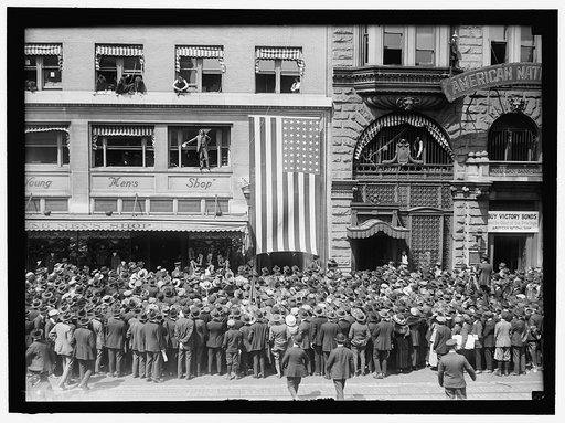 SHIPPING BOARD, U.S. EMPLOYEES IN FRONT OF BUILDING