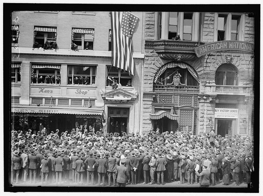SHIPPING BOARD, U.S. EMPLOYEES IN FRONT OF BUILDING