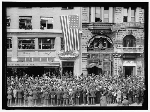 SHIPPING BOARD, U.S. EMPLOYEES IN FRONT OF BUILDING
