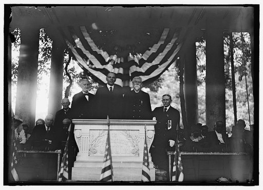 GRAND ARMY OF THE REPUBLIC. G.A.R. REPRESENTATIVE RIGHT ONE OF 3 SPEAKERS; ARLINGTON CEMETERY
