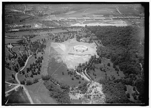 ARLINGTON NATIONAL CEMETERY. VIEWS OF ARLINGTON FROM THE AIR, CENTERING THE MEMORIAL AMPHITHEATRE