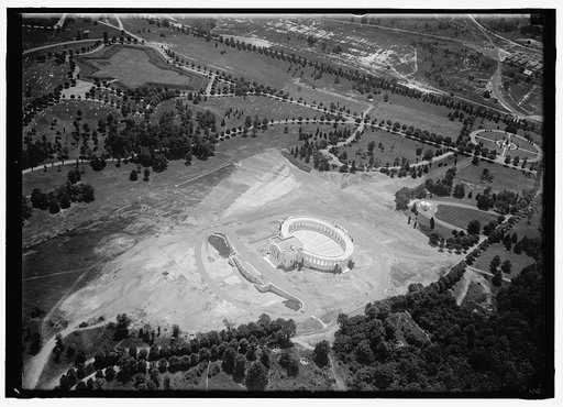 ARLINGTON NATIONAL CEMETERY. VIEWS OF ARLINGTON FROM THE AIR, CENTERING THE MEMORIAL AMPHITHEATRE