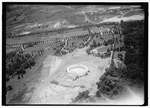 ARLINGTON NATIONAL CEMETERY. VIEWS OF ARLINGTON FROM THE AIR, CENTERING THE MEMORIAL AMPHITHEATRE