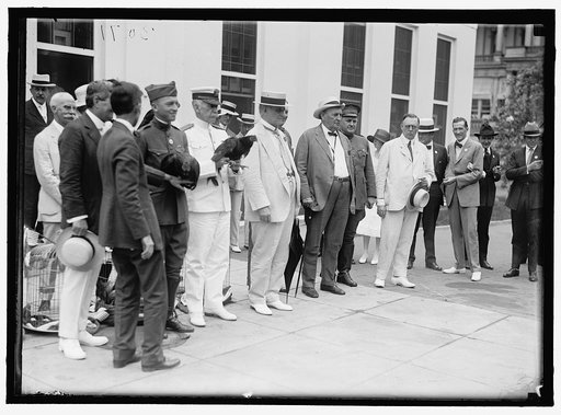 ALABAMANS. ROOSTERS BEING PRESENTED TO ALABAMA CITIZENS AT WHITE HOUSE. AT CENTER: ADMIRAL BENSON, CHAMP CLARK, J.H. BANKHEAD
