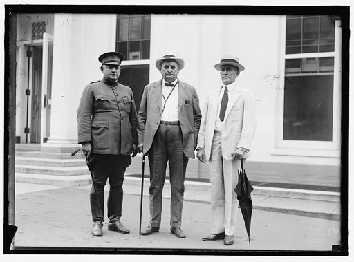ALABAMANS. ROOSTERS BEING PRESENTED TO ALABAMA CITIZENS AT WHITE HOUSE. VIEWS OF PRESENTATION. UNIDENTIFIED; J.H. BANKHEAD; W.B. BANKHEAD