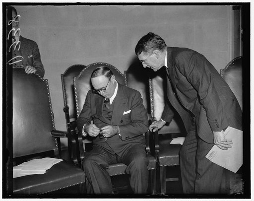 Industrial-Labor meeting get under way. Washington, D.C., Dec. 10. Maj. George L. Berry, President Roosevelt's Coordinator for Industrial Cooperation, with his assistant, Sullivan W. Jones, as they prepared for the opening of the Second Conference of Industry and Labor today