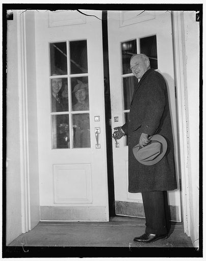 Governor Landon at White House. Washington, D.C., Dec. 21. Campaign bitterness was forgotten today as Gov. Alf Landon, defeated Republican presidential candidate; spent an hour with President Roosevelt at the White House. As he left the Executive Mansion Gov. Landon, who is in Washington to attend t