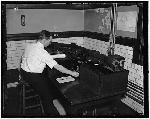 Machine performs half a day's manual labor in 5 minutes. Washington, D.C., Dec. 22. H.J. Keegan of the U.S. Bureau of Standards, using the spectrophotometer to determine the different colors in a piece of cloth. It formerly took a man a half a day to make this spectrum analysis but now the machine d