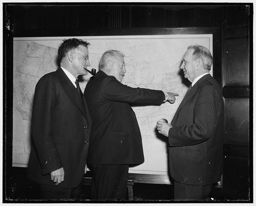 Eckner and Commerce heads in conference. Washington, D.C., Jan. 12. Dr. Hugo Eckner of Germany has been discussing with different Dept. heads in Washington concerning the establishment of Tranoceanic travel in airships. He is shown in the photo showing Secretary of Commerce Roper and his Ass't, Col.