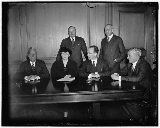 Labor Secretary and Michigan Governor get together with GMC officials in efforts to settle auto strike. Washington D.C. Shortly following their meeting with labor leaders this afternoon, Secretary of Labor Perkins and the Governor of Michigan Frank Murphy went into a conference with executives of Ge