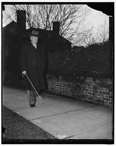 Justice Stone ready to resume duties. Washington D.C. Apparently fully recovered from his recent Illness, Associate Justice Harlan Fiske Stone of the United States Supreme Court returned to Washington yesterday from Sea Island, Georgia, where he had been recuperating. This exclusive picture of the J