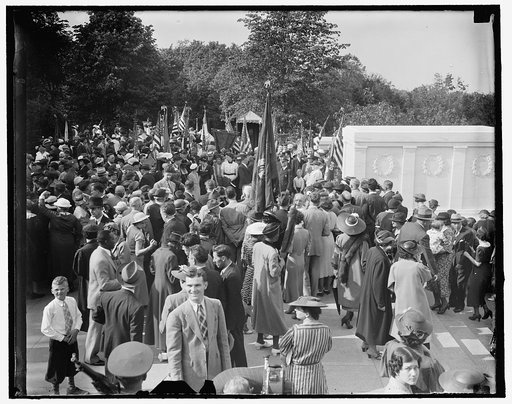 War Mothers observe Mother's Day at Tomb of Unknown Soldier. Washington, D.C., May 9. Scene at the Tomb of America's Unknown Soldier in Arlington National Cemetery today as thousand of war mothers from all parts of the country paid tribute to the world war hero in observance of Mother's Day. The ser