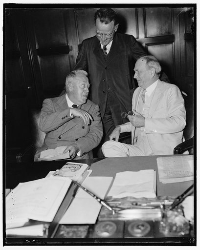 Eckener asks that helium gas be made available to Germany. Washington, D.C., May 25. A plan whereby American helium could be made available to Germany for commercial purposes was discussed today by Dr. Hugo Eckener, (left) German dirigible expert, with Secretary of Commerce Roper, (right) and Assist