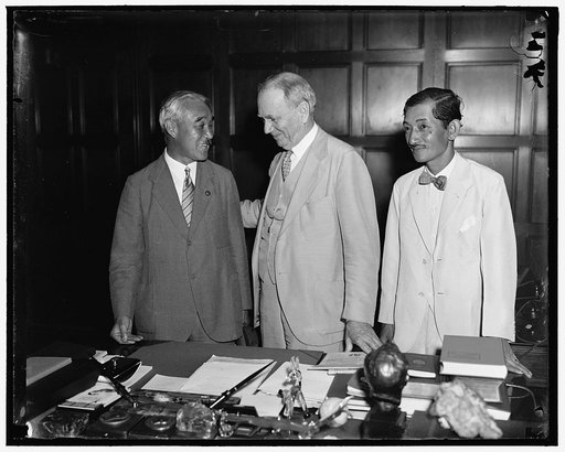 Japan economic mission meet with Roper. Washington, D.C. June 10. The Japan Economic Mission who are touring the U.S. today called on Secretary Daniel Roper, and were welcomed by the Secretary. Left to right: Chokyuro Kadono, President of the Chamber of Commerce of Japan, Secretary Roper, and Ambass