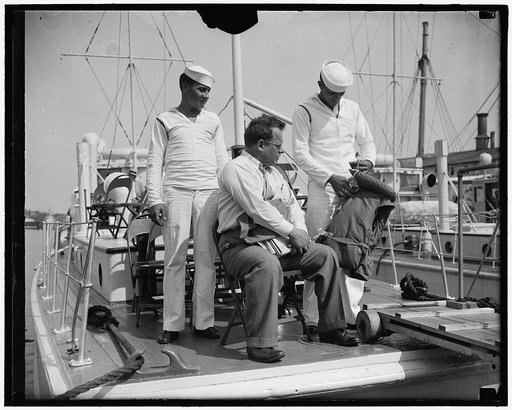 Texas Solon leaves for Roosevelt's pow-wow. Annapolis, MD. June 25. Rep. Maury Maverick, of Texas was the first to board the boat for Jefferson Island today enroute to attend the President's party and confab for Democratic members of Congress. The diminutive Texan is shown being instructed in the us