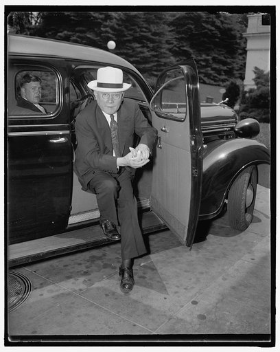 A.F. of L. head sees President Roosevelt. Washington D.C., July 23. A.F. of L. President William Green arriving at the White House today to keep an appointment with President Roosevelt. Questioned by Newsmen later, Green said he told the President the Federation was "very much dissapointed" over Sen