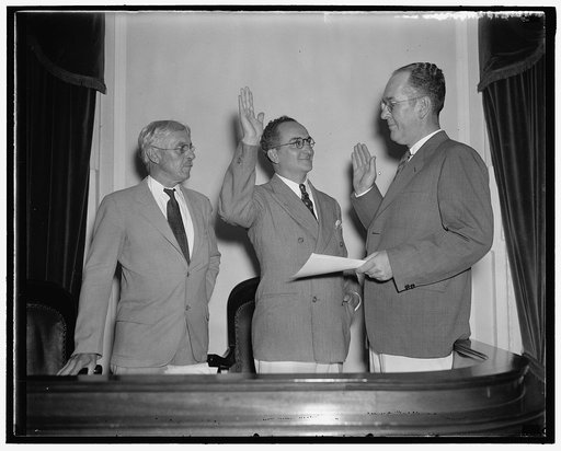 New member of U.S. Tariff Commission takes oath. Washington D.C., July 26. A. Manuel Fox, recently appointed by President Roosevelt to be a member of the U.S. Tariff commision, today took the oath of office, he is a native of Philadelphia where he was born May 14, 1889. Since 1934 he has been Direct