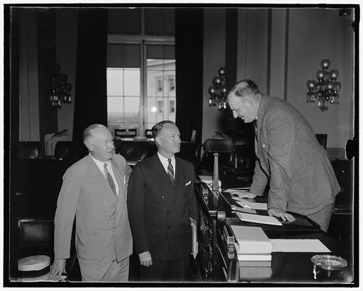 Airship experts testify before House Naval Affairs Committee. Washington, D.C. July 27. Testifying before the House Naval Affairs Committee today, Commander Charles E. Rosendahl, former skipper of the ill-fated derigible Akron and now commandant of the naval base at Lakehurst, N.J., declared in favo