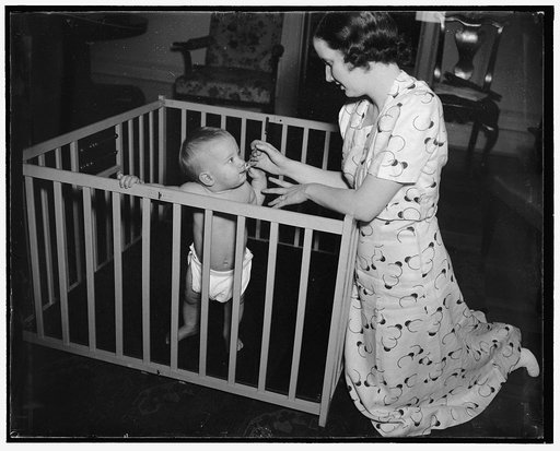 #7. Feeding baby, Finis[...