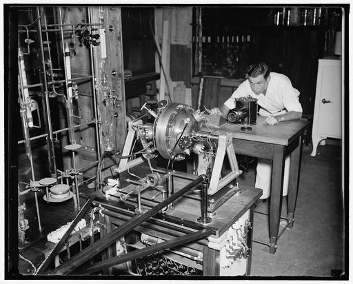 Flame propogation in gas engines photographed. Washington, D.C., Aug. 26. A study of the mechanism of the flame propogation in the cylinder of a internal combustion engine is being made at the U.S. Bureau of Standards for the National Advisory Committee for Aeronautics. A secial bomb made of steel, 