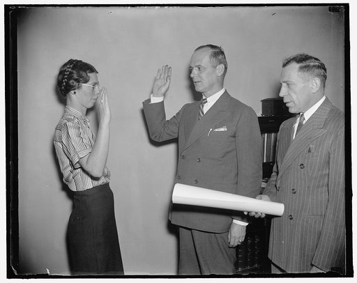 Craven sworn in as member of F.C.C. Washington, D.C. Aug. 25. T.A.M. Craven, who was recently named a member of the Federal Communications Commission, taking the oath of office today. Miss Pansy Wiltshire, personnel office of the F.C.C. , is shown administering the oath, while on the right is Thomas