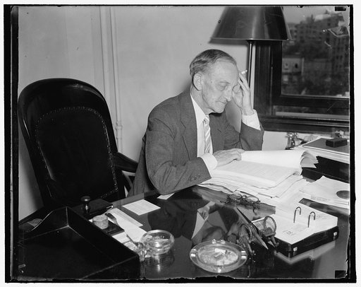 New Chairman F.C.C. Washington, D.C. Aug. 27. A new informal picture of Frank R. McNinch, new Chairman of the Federal Communications Commission. 8/27/37