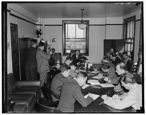 New S.E.C. Chairman holds first press conference. Washington, D.C., Sept. 22. William Orville Douglas, newly elected chairman of the Securities Exchange Commission held his first press conference today in Washington. Chairman Douglas is shown at the head of the table surrounded by photographers and 