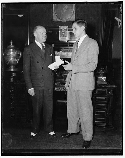 Given scholarship. Washington, D.C., Sept. 13. Secretary of War, Harry H. Woodring presenting to Thomas C. Towler of Baltimore, MD., today a scholarship to the Western Military Academy at Alton, Illinois. The scholarship valued at $500, was awarded by the National Patriotic Council for Military Prof