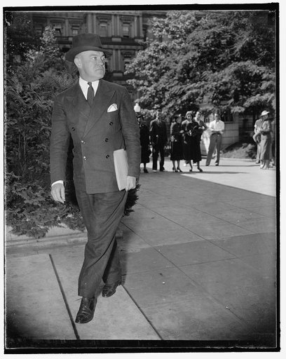 Secretary of War. Washington, D.C., Sept. 14. Among the early arrivals for today's special session of the cabinet was Secretary of War Woodring. 9/14/37