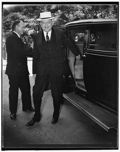 Sits in on special cabinet for Attorney General. Washington, D.C., Sept. 14. Stanley Reed, U.S. Solicitor General who sat in today's special cabinet session for Attorney General Cummings, was an early arrival at the White House. 9/14/37
