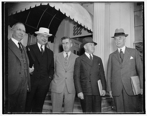 Arrive for special cabinet session. Washington, D.C., Sept. 14. With the exception of Attorney General Cummings, the entire cabinet met in special session with President Roosevelt today to consider the tense foreign situation and discuss domestic monetary and credit matters. Solicitor General Stanle