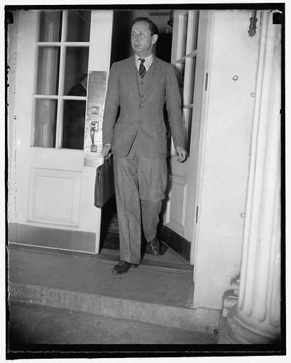 Favors door-to-door count in federal unemployment census. Washington, D.C., Sept. 16. David Lasser, who promoted a recent hunger march on Washington with his Worker Alliance of America protested to President Roosevelt today against plans to count the country's jobless by voluntary registration. Lass
