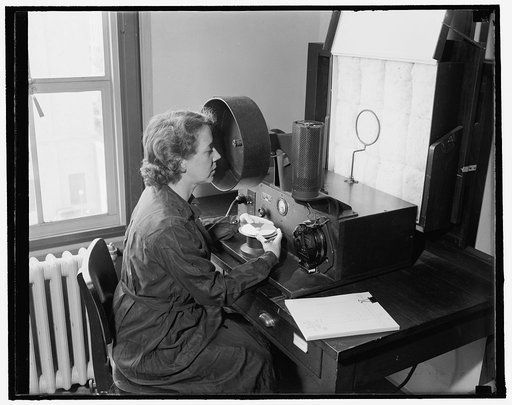 Uncle Sam's color expert. Washington, D.C., Sept. 20. Miss Dorothy Nickerson is one person who can't afford to go color-blind. She is the color analyst of the U.S. Department of Agriculture and measures color as a means of grading and standardizing many agricultural products such as cotton, hay, fru