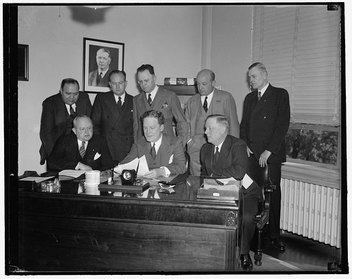 Republican leaders from large cities meet with Chairman Hamilton. Washington, D.C., Sept. 21. Republican leaders from the nation's cities of 500,000 population or over met with Chairman John Hamilton today to discuss plans for the 1938 Congressional elections. Left to right, seated: Carroll L. Meins