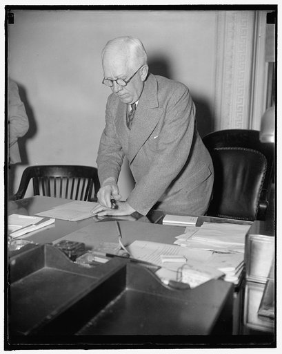 Head of U.S. delegation to nine-power treaty conference. Washington, D.C., Oct. 18. Norman Davis, Chief American Delegate to the Conference of the Nine-Power Treaty Signatories in Brussels, snapped at the State Department today where he met with the other members of the American Delegation. 10/18/37