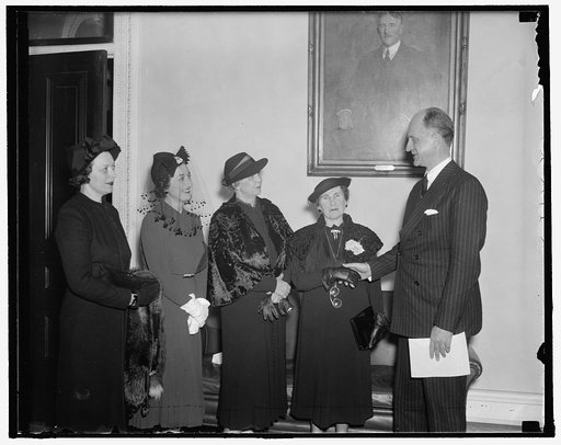 Bids bon voyage to "flying caravan" of peoples mandate committee. Washington, D.C., Oct. 29. About to leave on a 17,000 mile air tour of nineteen American Republics, the members of the "Flying Caravan" of the Peoples Mandate Committee were bid bon voyage by acting Secretary of the State Sumner Welle