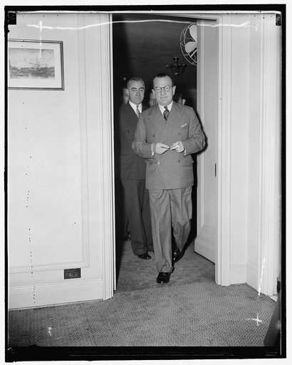 Windsors American guide. Washington, D.C., Oct. 4. Charles E. Cedaux, of New York, will act as guide for the Duke and Duchess of Windsor on their tour of American Industrial Centers this month. He is shown his first press conference at the Mayflower Hotel at which he resisted the efforts of more tha