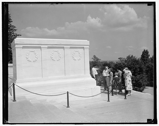 Sightseeing bus, Cap. transit [at Tomb of Unknown Soldier, Arlington
