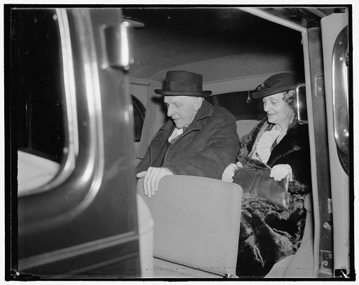 British statesman and wife guests of Roosevelt's. Washington, D.C., Nov. 13. Lord Robert Cecil, noted British Statesman and President of the Association of the League of Nations, with Lady Cecil as they arrived at the White House for a weekend visit. Lord Cecil will attend the National Press Club Di