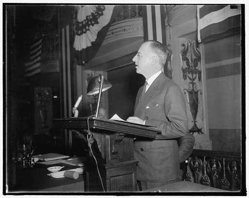 Nathan Straus speaks before mayors conference. Washington, D.C., Nov. 17. Nathan Straus, Chief of the United States Housing Authority, speaking before the Annual Conference of the United States Conference of Mayors held in Washington. 11/17/37