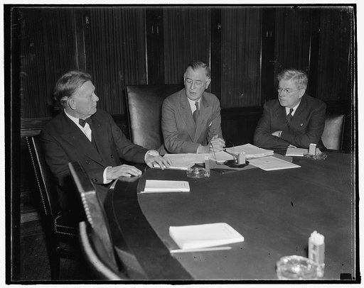 In spotlight at meeting of senate foreign relations committee. Washington, D.C., Nov. 25. The Senate Foreign Relations Committee met in Executive Session today to discuss developments at the Brussels Nine-Power Conference. Here we see, left to right: Senator William E. Borah, former Chairman of the 