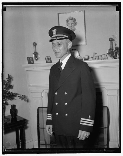 "Chief tooth puller for the president." Washington, D.C., Nov 25. Commander Arther H. Yando, Dental Corp of the U.S. Army, who has been taking of the President's dental needs and who pulled a molar for the President takes time out for a picture while leaving the White House. 11/25/37