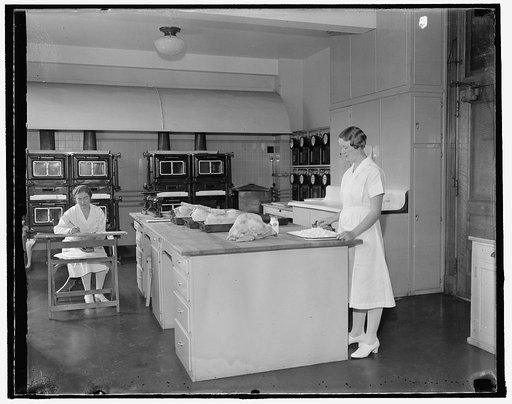 Correct way to bake turkey demonstrated by Uncle Sam's expert cooks. Washington, D.C., Dec. 4. Note to housewives: your turkey- baking troubles will be over and the bird you serve for dinner this yuletide will be tender, juicy and flavorsome if you follow the method used by the expert cooks at the B