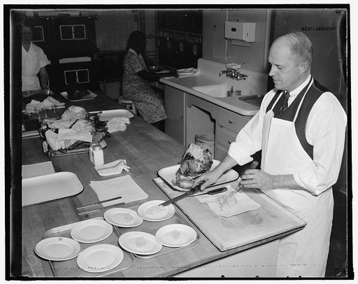 Correct way to bake turkey.] Putting turkey on plates for tasters