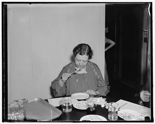 Correct way to bake turkey. Mrs. Fannie Walker Yeatman, one of the two women judges, takes part in the judging every week