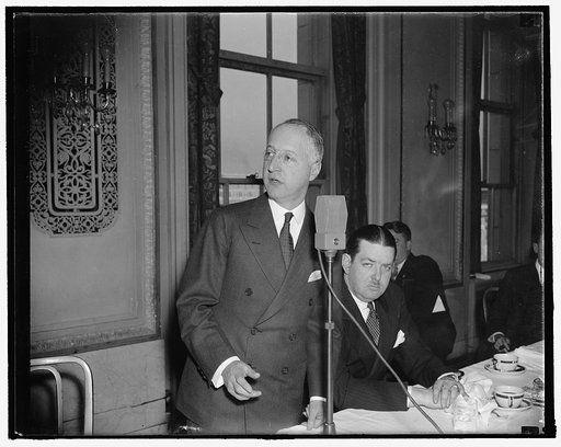 Housing head talks to newsmen. Washington, D.C., Dec. 10. Nathan Straus, Chief of the United States housing Authority who spoke before members of the National Press Club yesterday. 12/10/37